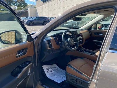 2023 Nissan Pathfinder Platinum