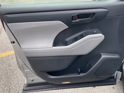 2023 Toyota Highlander LE 8 Passenger