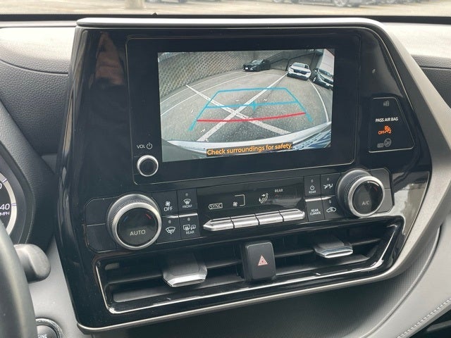 2023 Toyota Highlander LE 8 Passenger