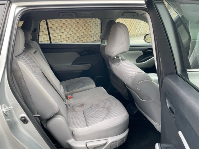 2023 Toyota Highlander LE 8 Passenger