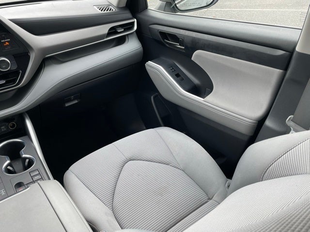 2023 Toyota Highlander LE 8 Passenger