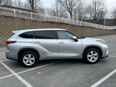 2023 Toyota Highlander LE 8 Passenger